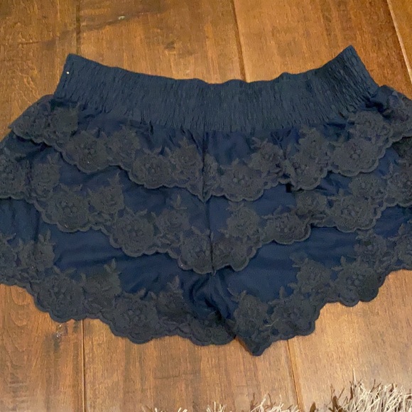 Loose fitting hollister dress shorts - Picture 2 of 3